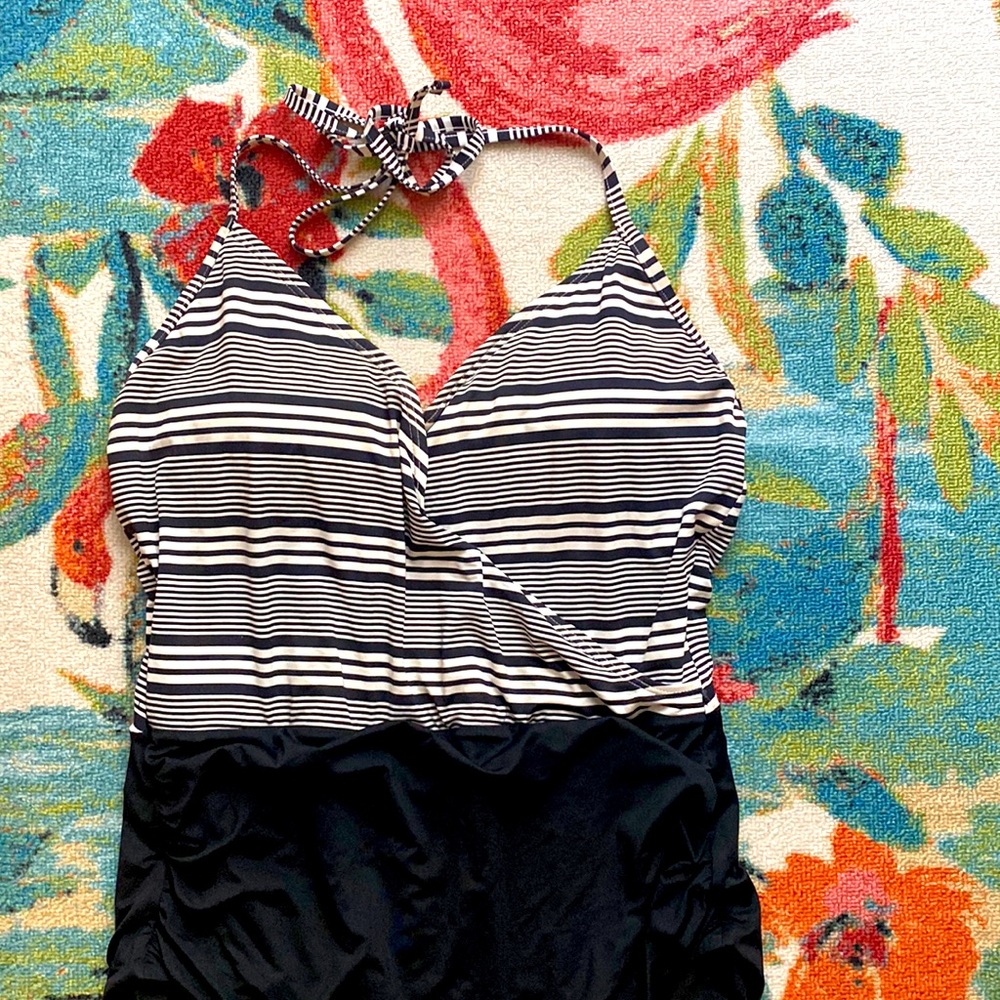 Black/white swimsuit